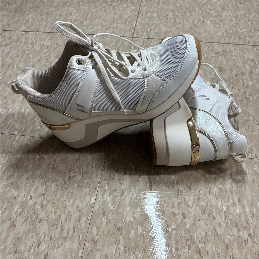Women's Sketchers Sneakers Memory Foam sz 9 Wht w/gold accents 2in wedge heel